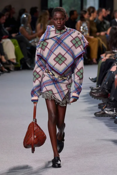 Look 10